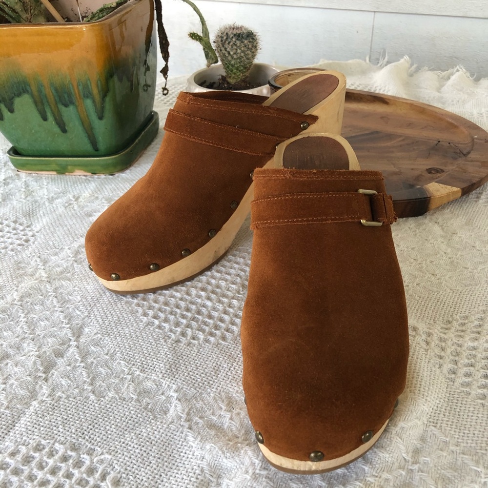 EUC Gap Wooden Clogs